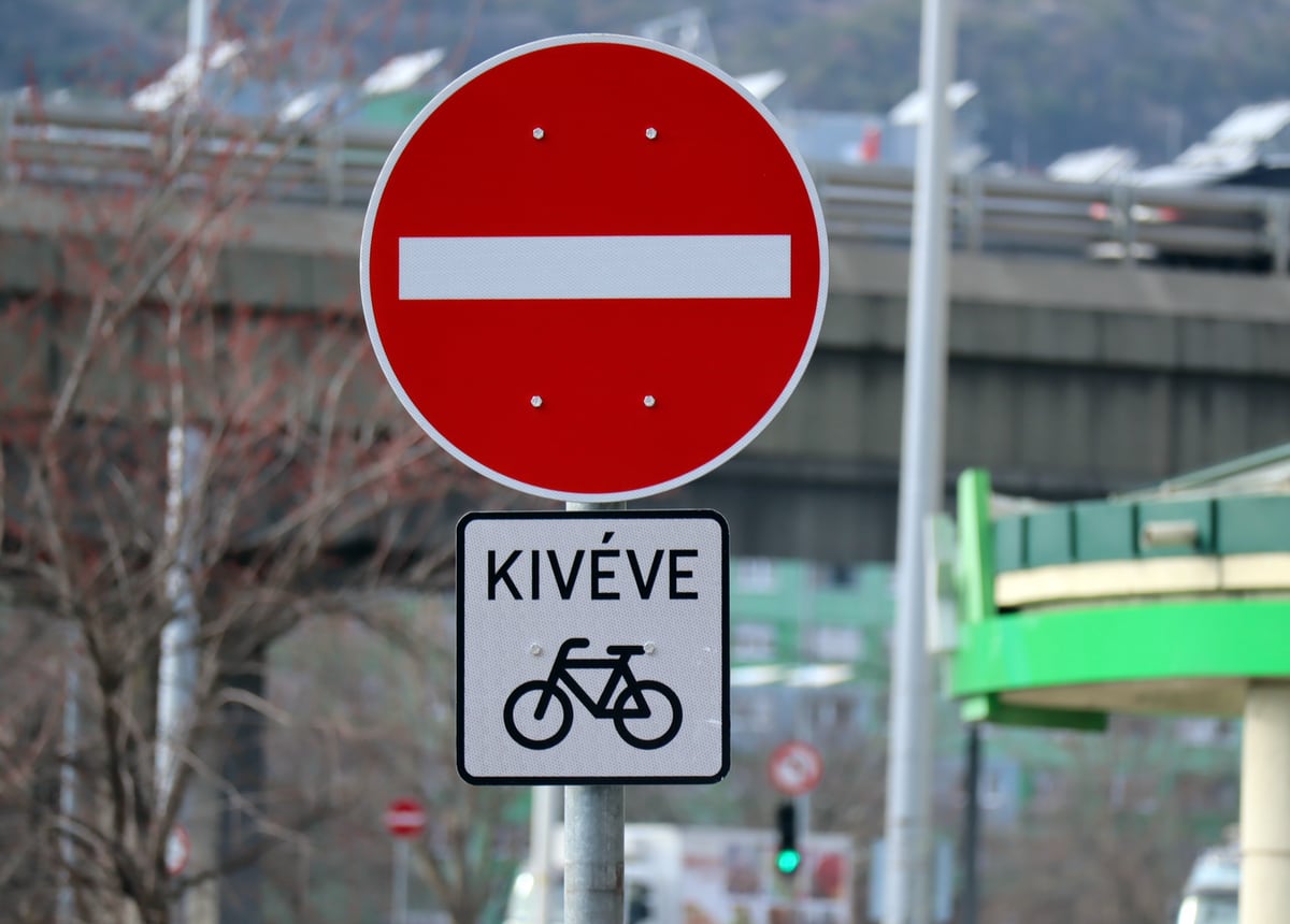 Знак «Вʼїзд заборонено» із табличкою «Kivéve 🚲»