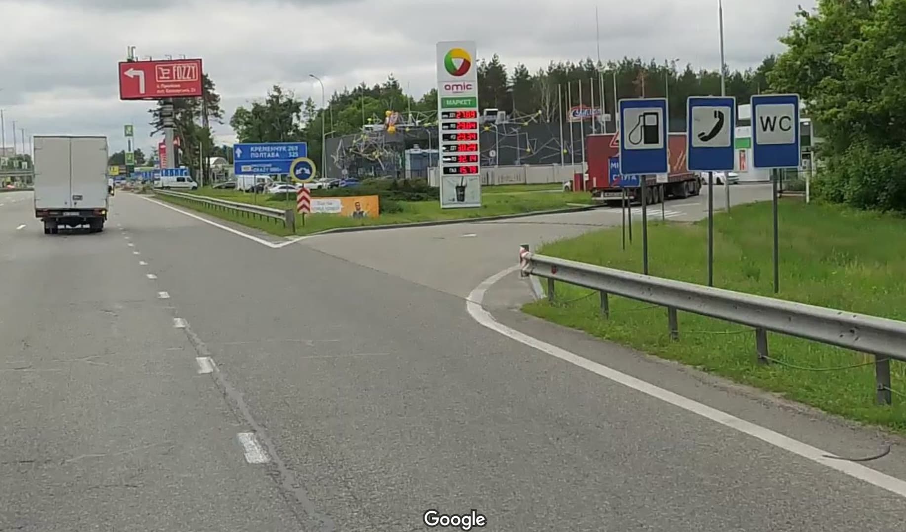 Три знаки сервісу при в’їзді на АЗС. Скріншот з Google Maps